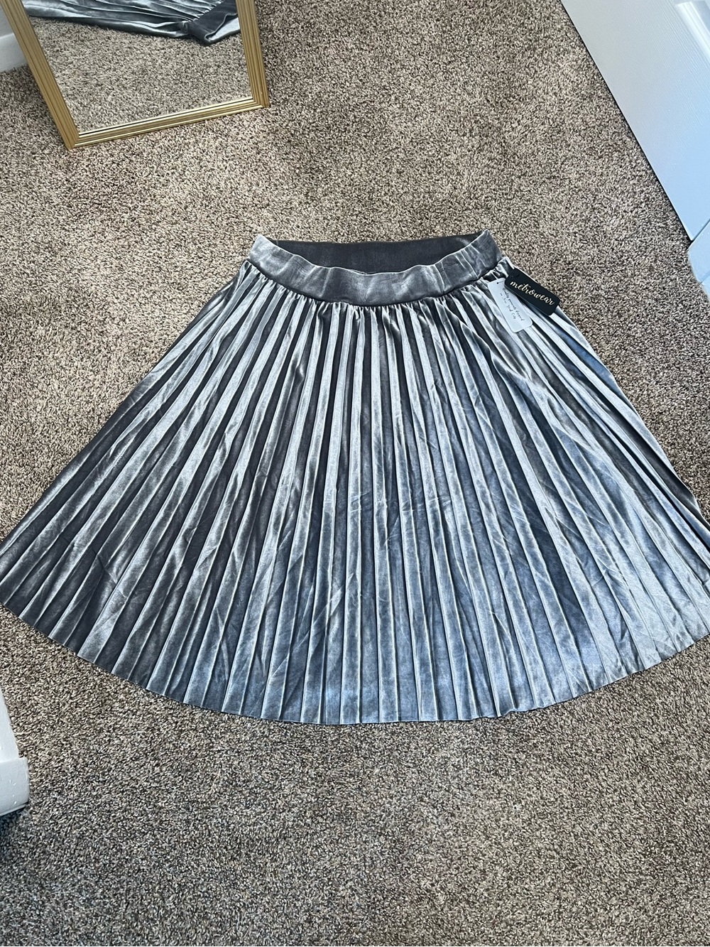 Metrowear Silver Pleated Velvet Skirt - NWT - Size XL